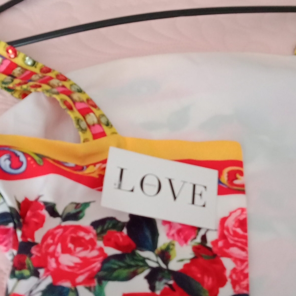 A beautiful dress ,still with the tag on... - Picture 7 of 8